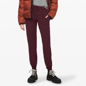 Lululemon on the fly jogger